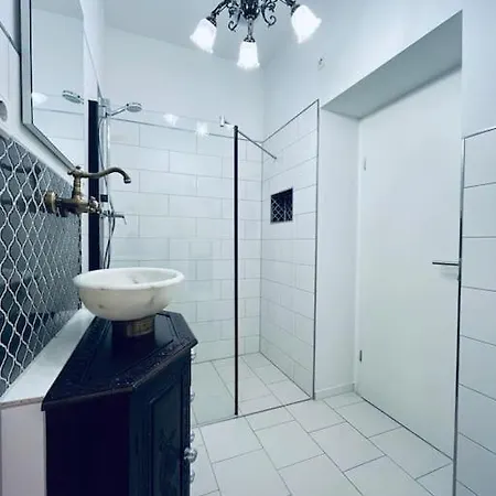 Grosse 80qm Mit Mehreren Zimmern