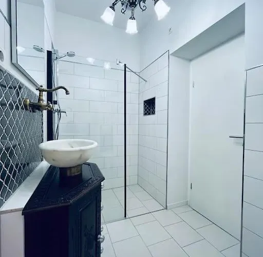 Grosse 80qm Mit Mehreren Zimmern